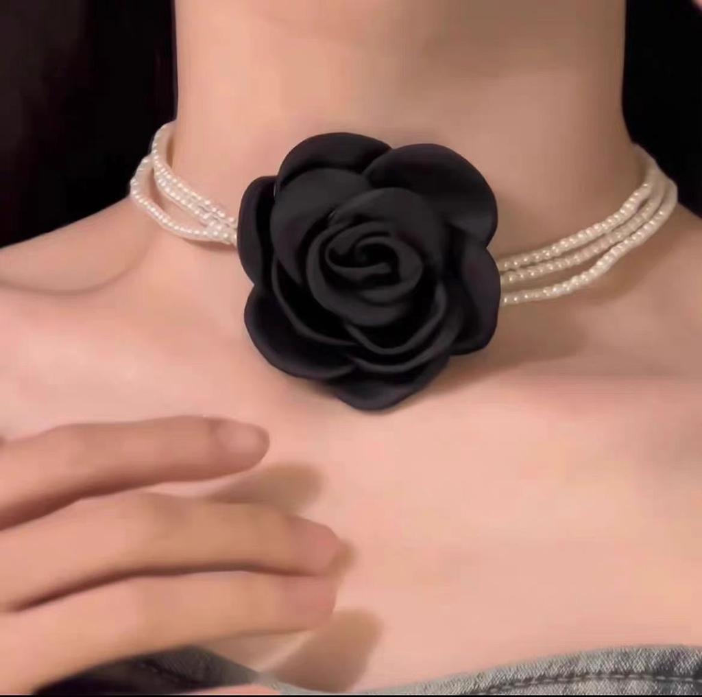 Vintage Hong Kong style premium black three-dimensional rose pearl choker exaggerated flower design French temperament collarbone chain