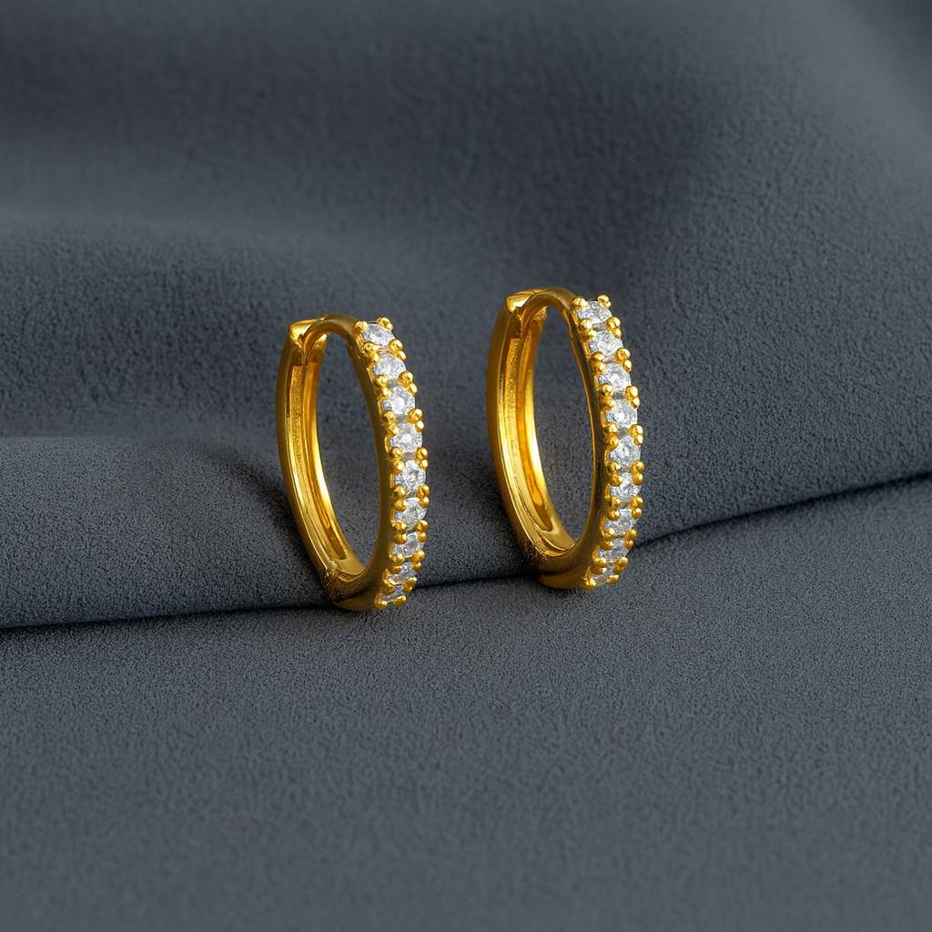 Elegante Huggie Creolen mit einer Reihe Pavé-Steinen - 925er Sterlingsilber Gelbvergoldet