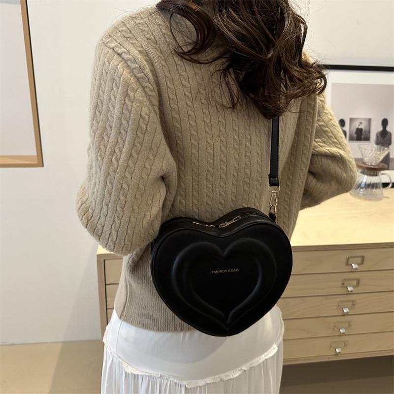 Fashionable 2024 Autumn Minimalist Colorblock Heart Shaped Shoulder Bag For Trendy Individuals