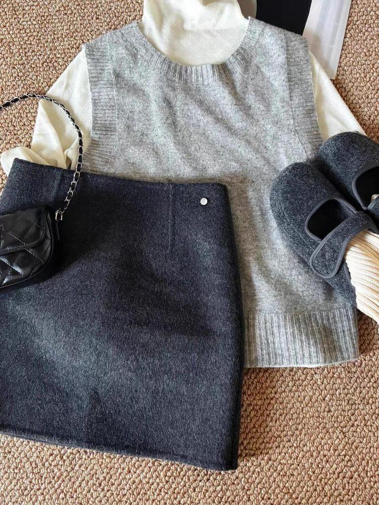 Pure color wool blend A-line bodycon half-skirt, women's grey, short, Korean style, simple, versatile for Autumn/Winter 2026 in black.