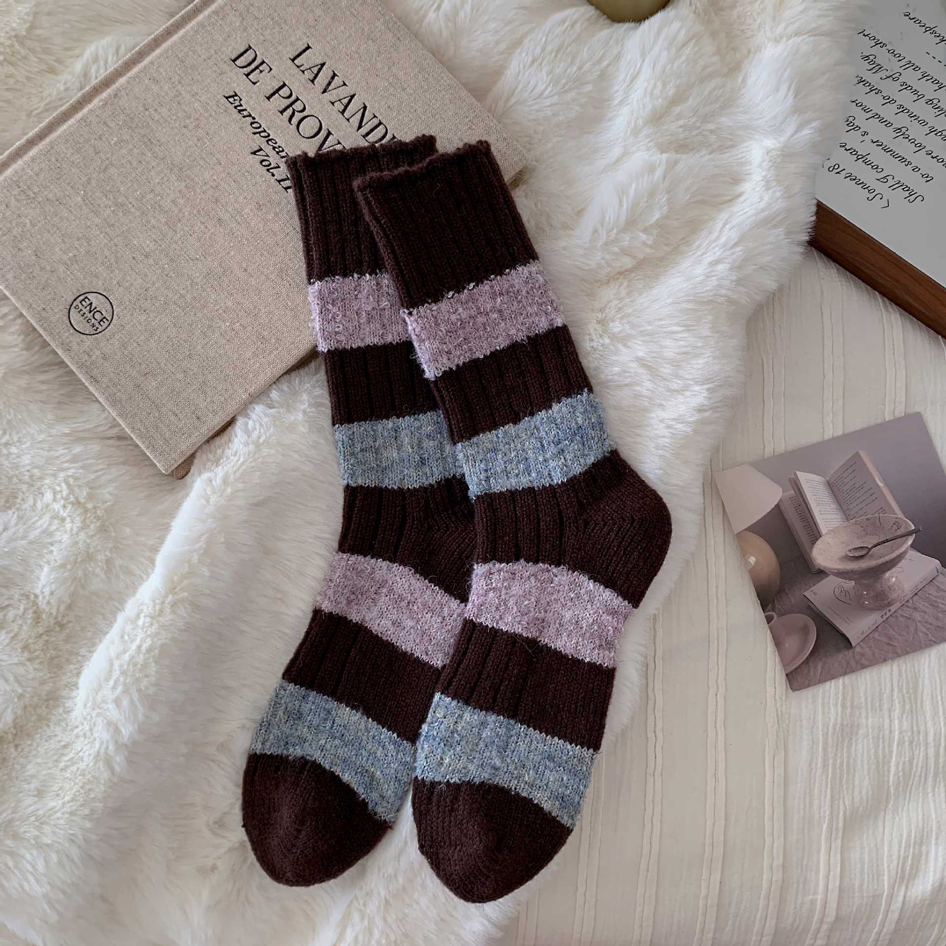 

Korean Retro Contrasting Color Socks Medium Tube Circle Yarn Color Matching Plush Socks Winter Thickened Warm Stacking Socks Socks One size темно-коричневого кольору
