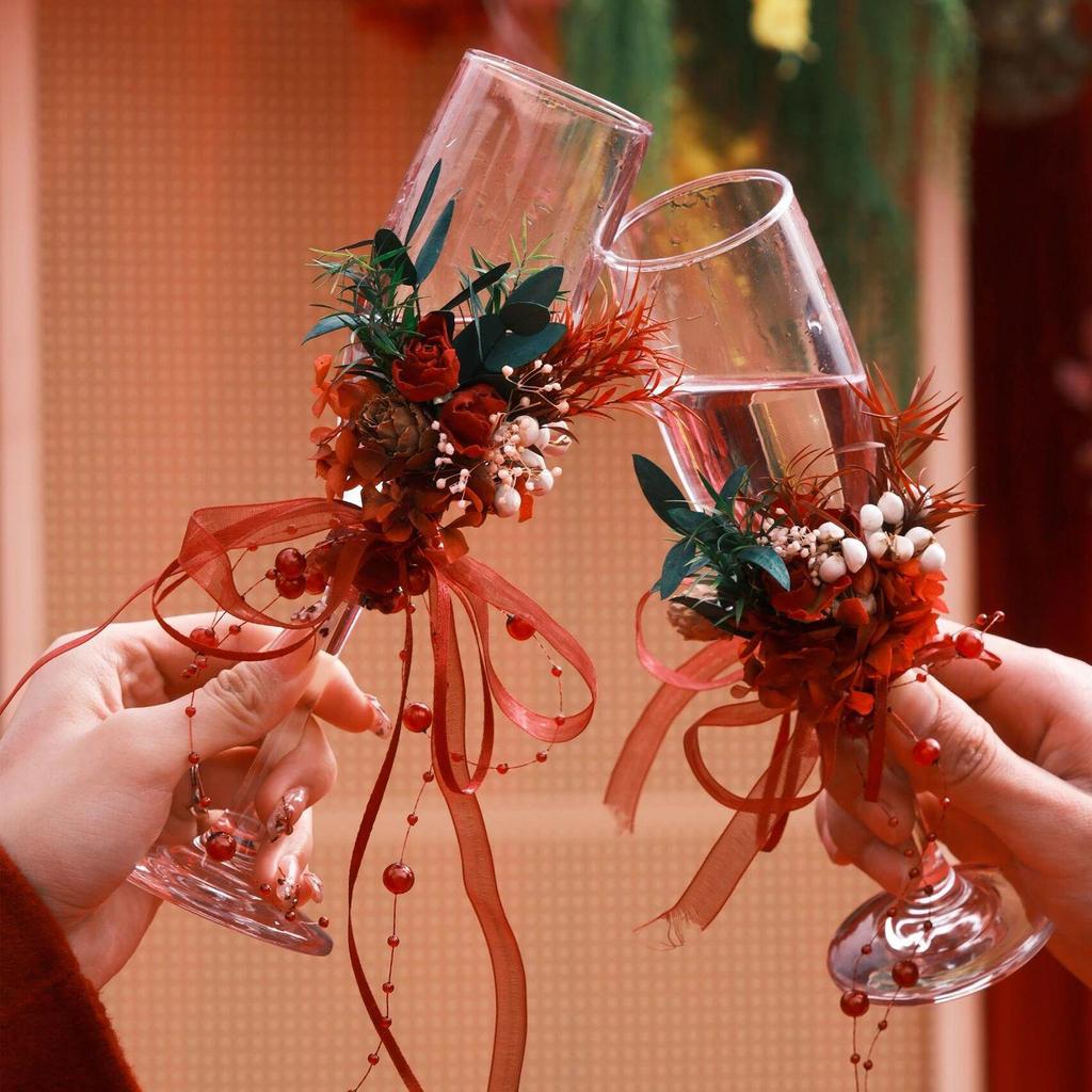 Elegantes Braut-Champagnerglas mit hohem Stiel und floralem Design für Hochzeits-Toasts