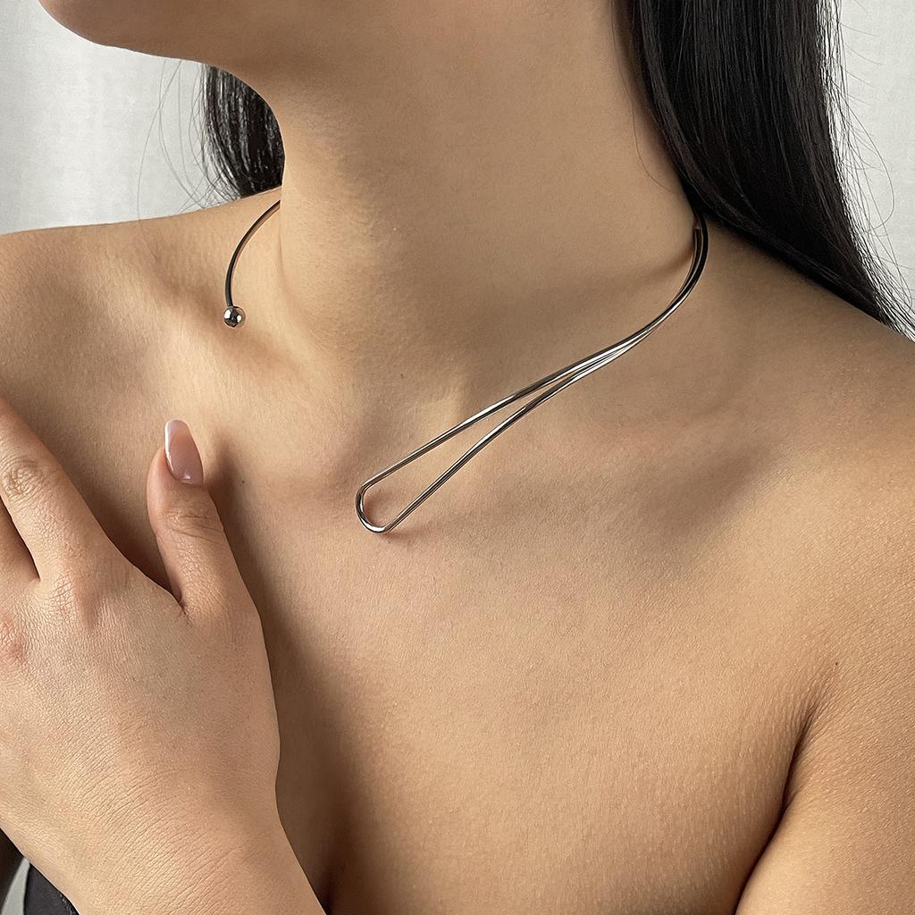 Simple Line C-Shaped Collar