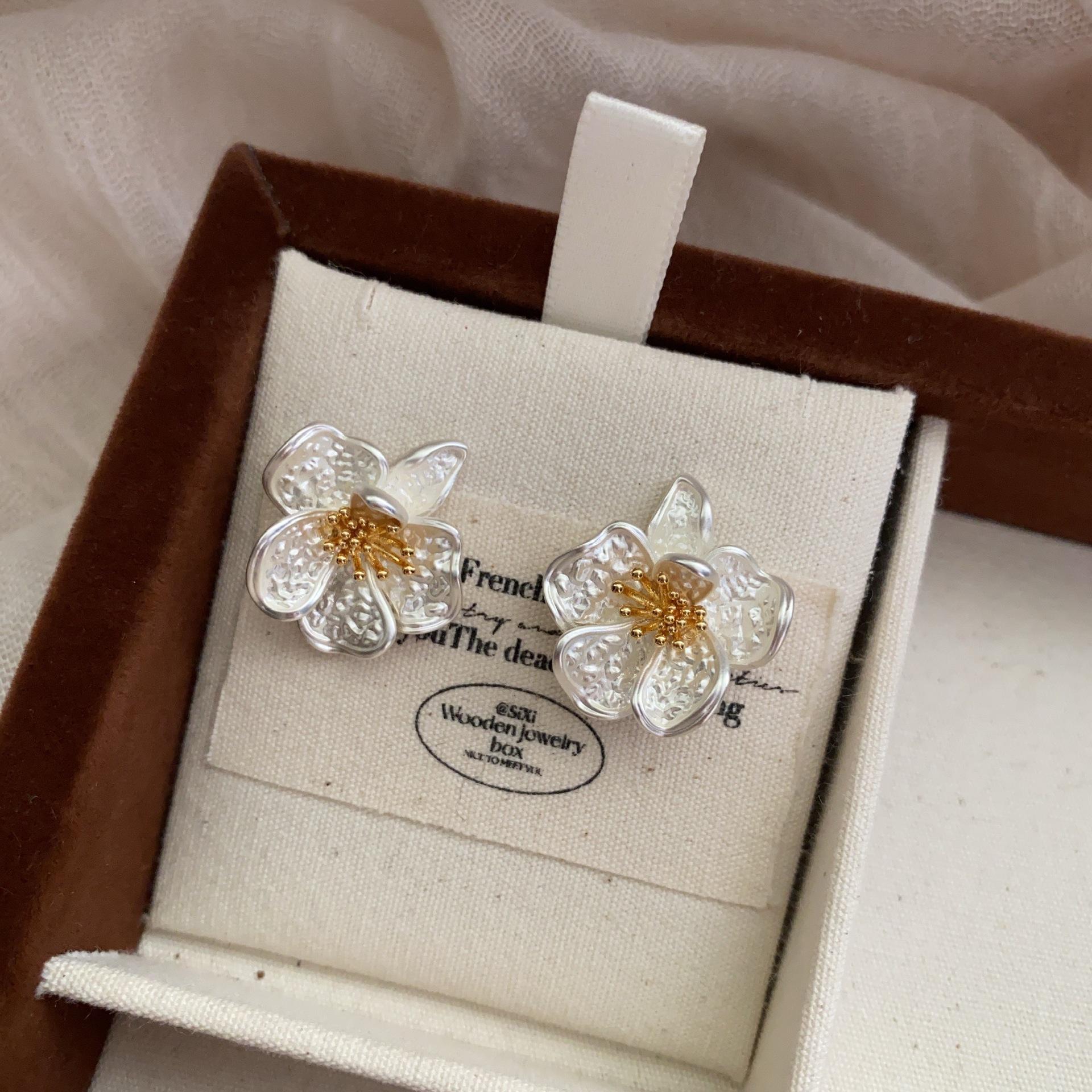 

Light luxury French flower stud earrings for women s new niche high-end sense, unique design sense, temperament, ear hole earrings