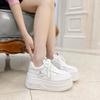 Scarpe zeppa muffin scarpe da donna primavera invisibile aumento altezza interna uomo basso Le suola spessa pelle scarpe bianche