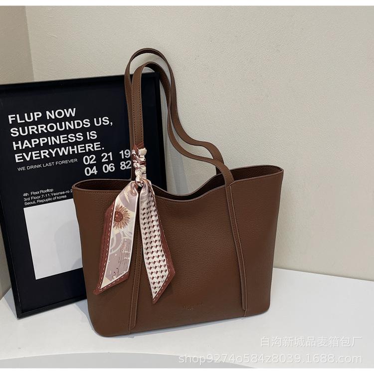 

Fashion extra large bag, women s foreign style silk scarf shoulder bag 2025 new simple texture large capacity commuter bag темно-коричневого