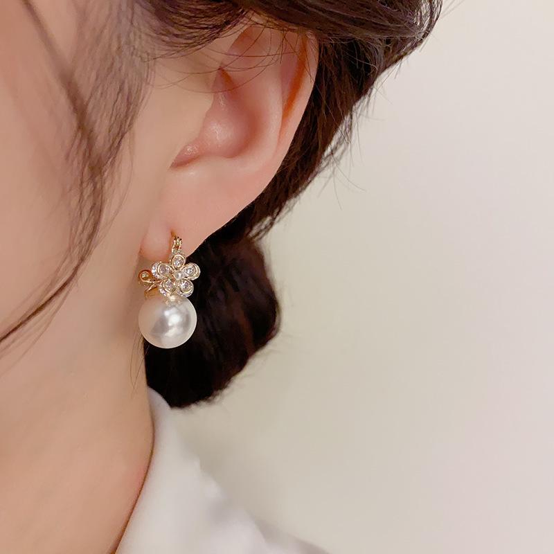 Douyin-Inspired Zircon Flower & Pearl Ear Cuffs: Chic, Elegant, Versatile Design for Sweet Influencer Style. 