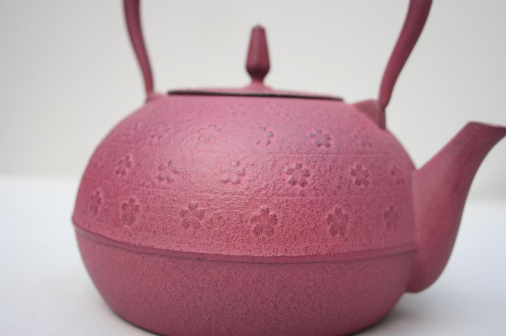 Ikenaga Ironworks Nanbu Iron Kettle, Gardenia and Cherry Blossom Pattern, Pink