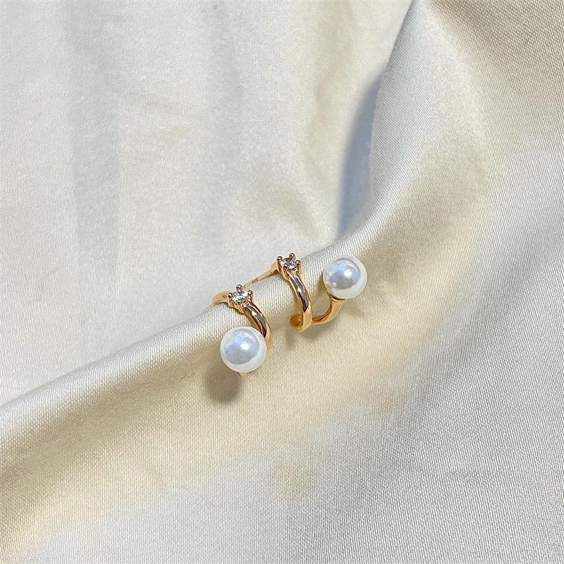 Chic Diamond & Pearl Stud Earrings for Women - Elegant, Fashionable, Versatile Jewelry