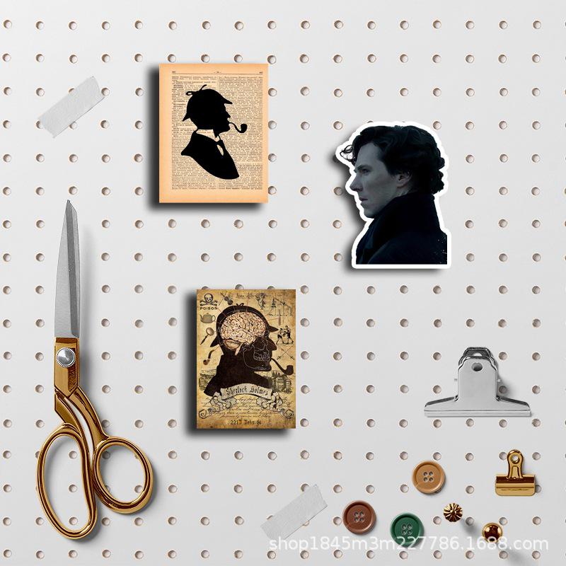 Adesivi Poster Film Retrò di Sherlock Holmes: 40 Design Classici Unici con Cumberbatch, Perfetti per Diari e Appunti Fai-da-Te.