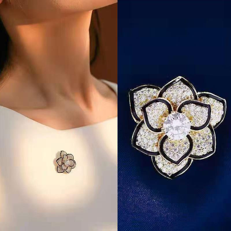 

Елегантна брошка з перлів та стразів: Жіноча вишукана брошка-корсаж у стилі маленького аромату та шовкова пряжка для шарфа