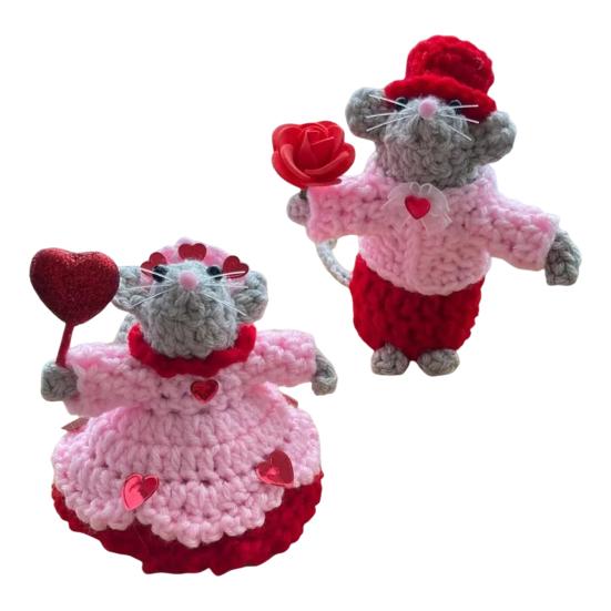 1 Pair Crocheted Mouse Couple Handmade Crochet Mice Ornaments Valentine's Day Decor Mice Doll for Desk Mantel Bedside Table