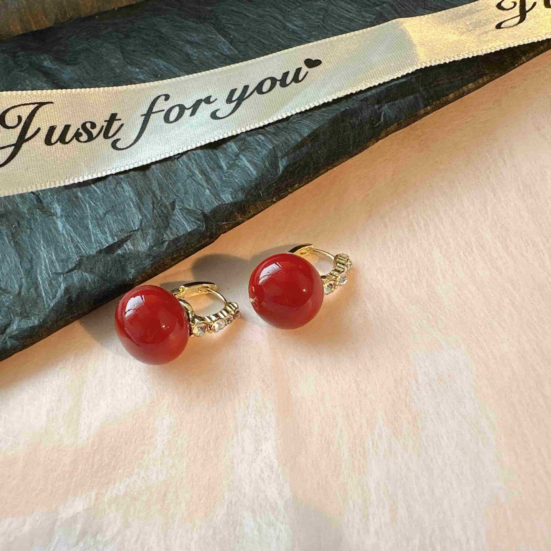 

Нові сережки-кільця з імітацією перлів Жіноча мода Мінімалістичний стиль Мідна сережка-пряжка Легка розкіш Весільні сережки Аксесуари бордовий