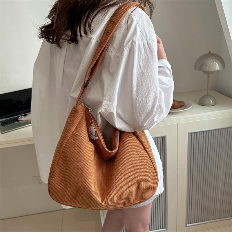 Fashionable Women's Shoulder Bag With Zipper Closure And Phone Pocket