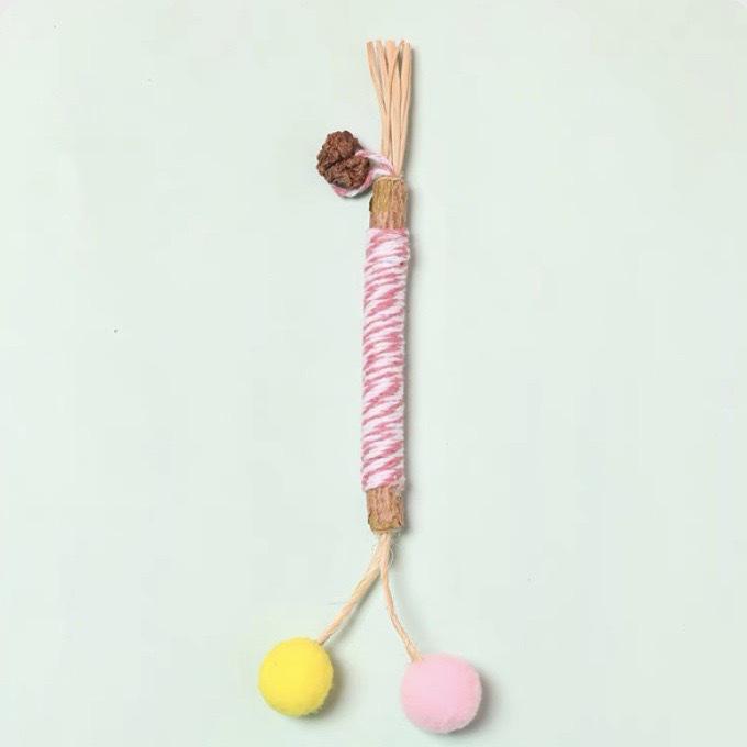 Natural Wood Catnip Toy with Gall Nut and Raffia Sisal for Teeth Cleaning and Teasing