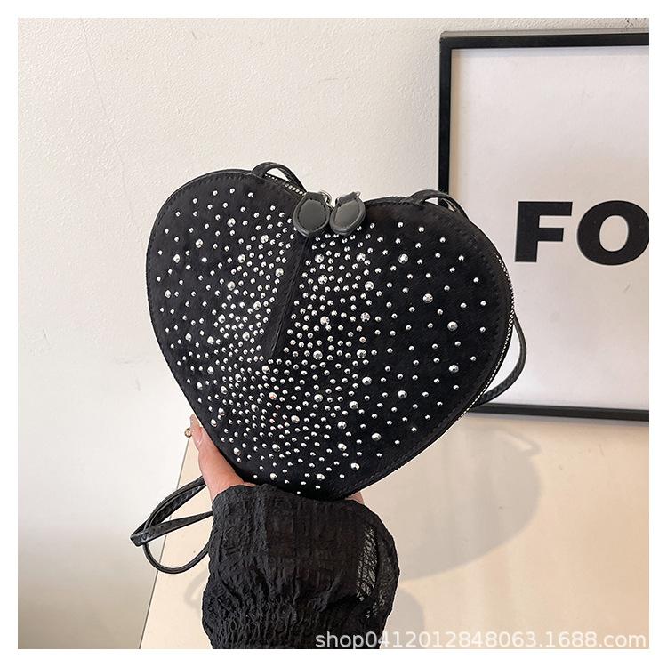 

Объемная сумка-сердце с высокой текстурой, маленькая сумка, женская новая простая нишевая универсальная сумка-мессенджер 2025 года, сумка для мобильного телефона в иностранном стиле