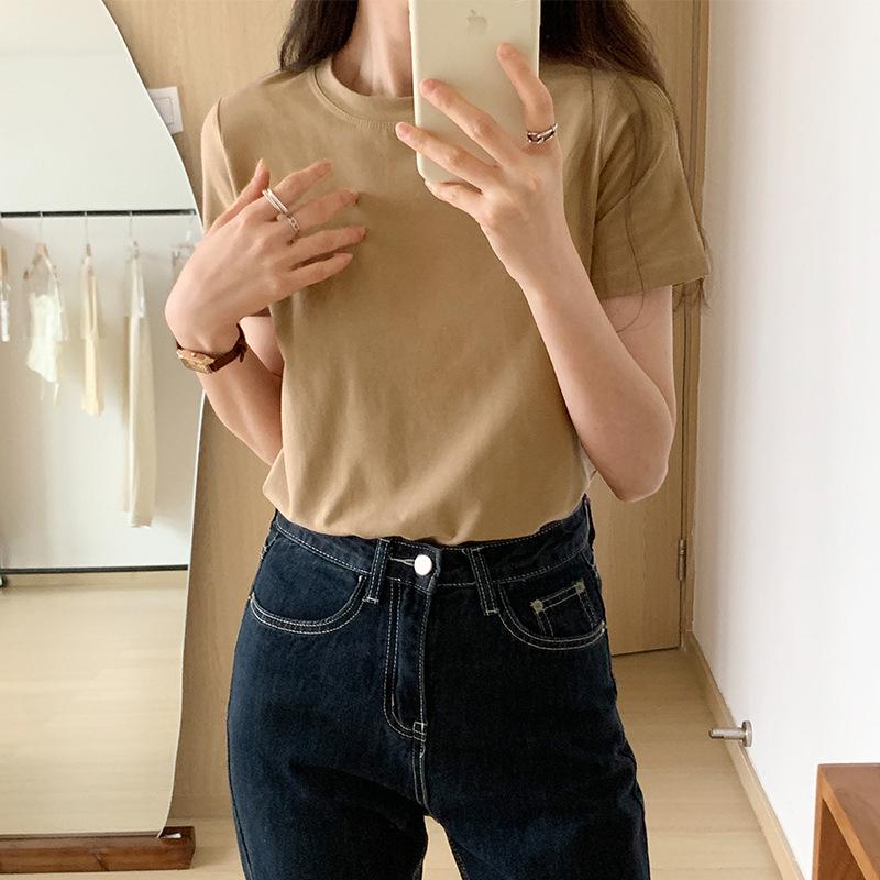 Camiseta feminina clássica de algodão de manga curta: Verão, cor sólida, comprimento até os ombros, gola redonda, corte slim.