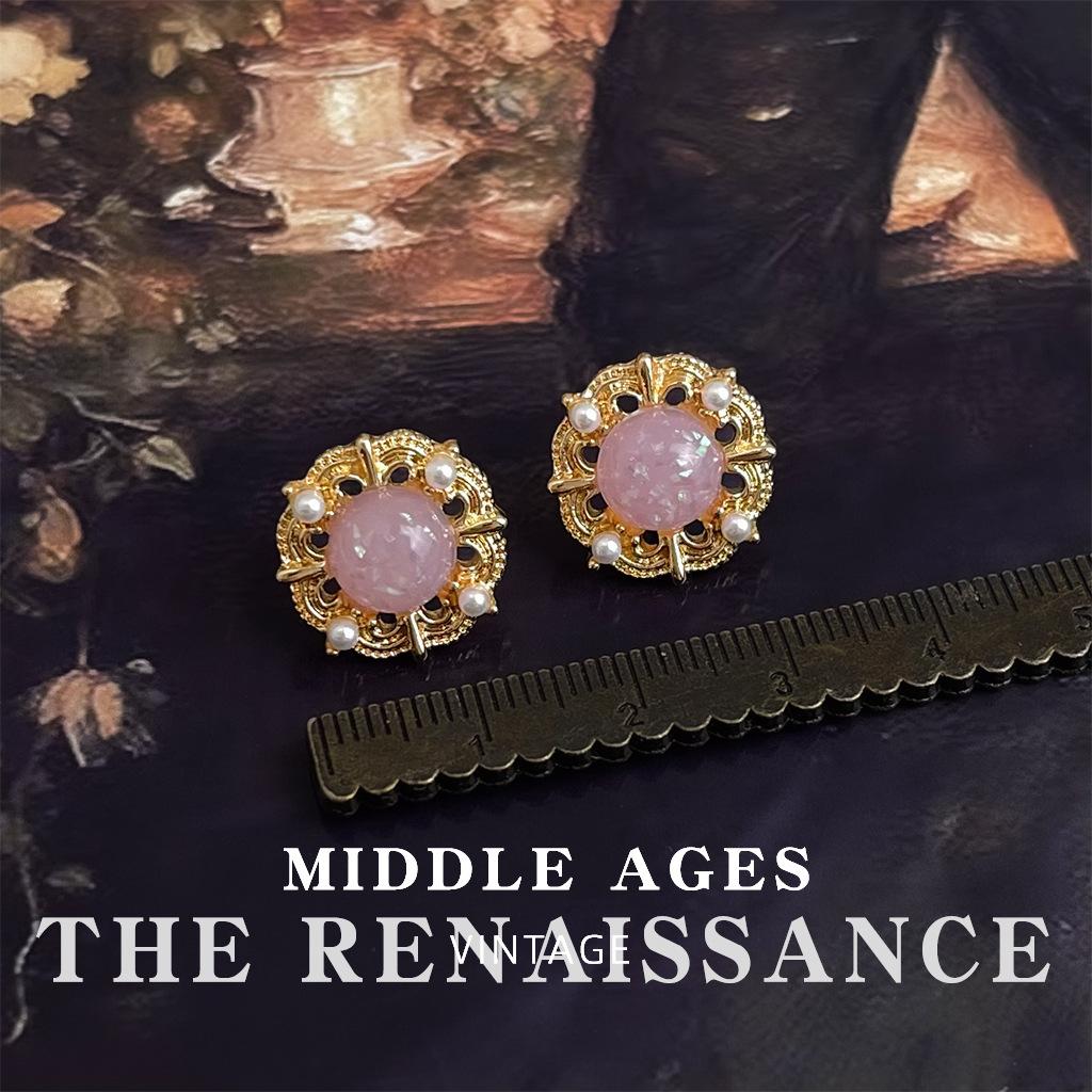 Vintage French hollow flower stud earrings fashion court style light luxury earrings
