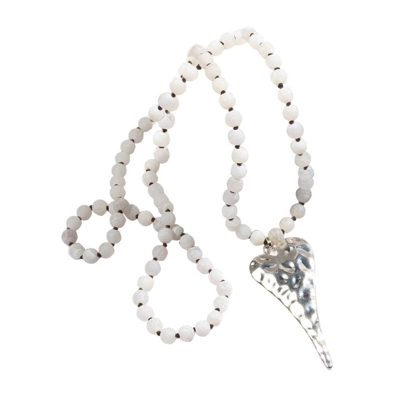 

Handmade Bohemian Necklace Featuring Natural Stone Beads and Alloy Heart Pendant for a Unique Fashion Statement белый