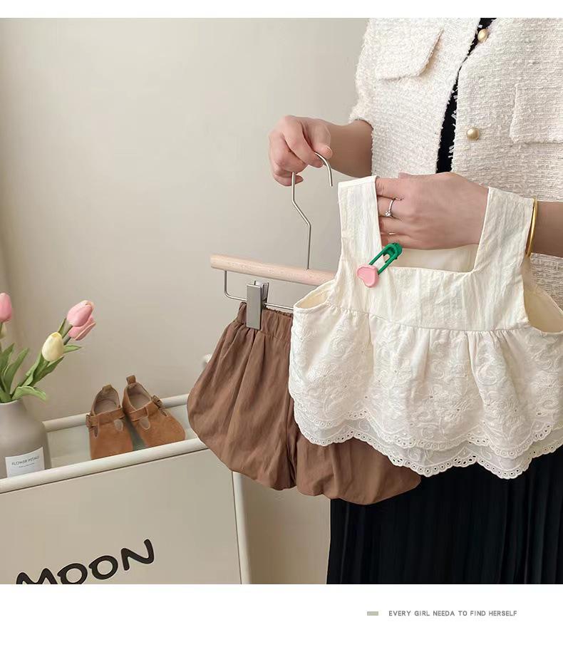 Stilvolles zweiteiliges Mädchen-Camisole- und Bloomers-Set mit Stickerei.