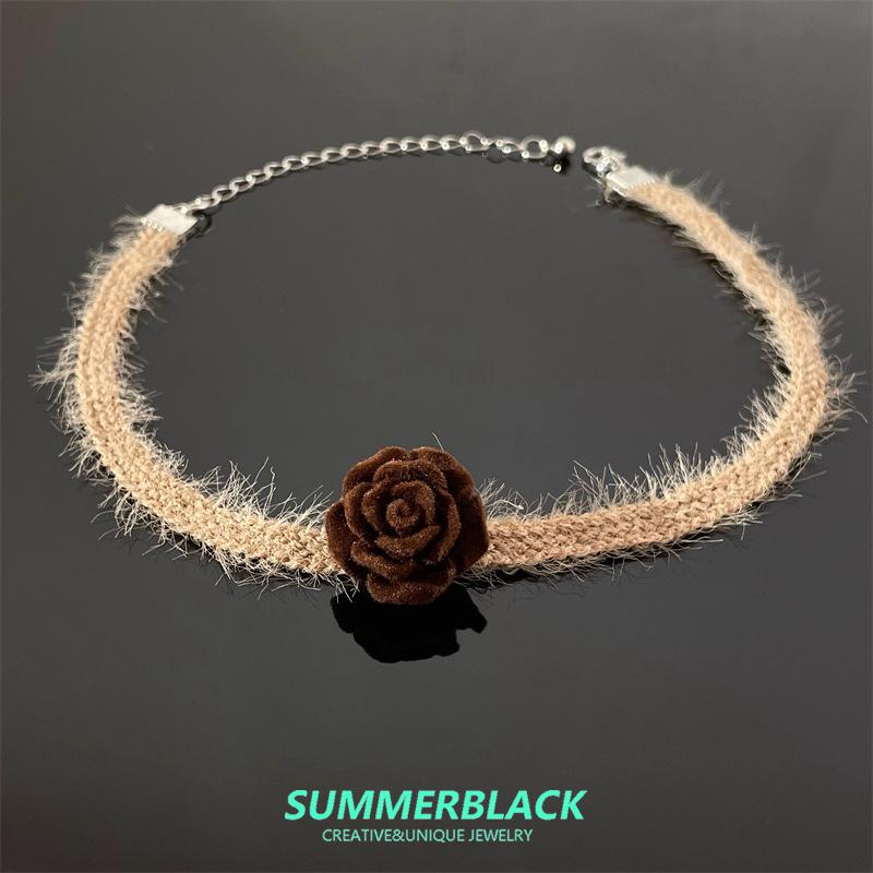 

Уютное коричневое ожерелье-чокер из плюша с цветком розы для женщин - Зимний и новогодний аксессуар