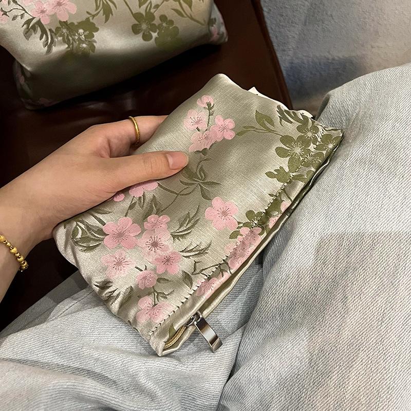 

Chinese-style Satin Makeup Bag Women Flower Skin Care Product Storage Bag Wash Toiletries Bag Hand-held Make Up Case for Girl