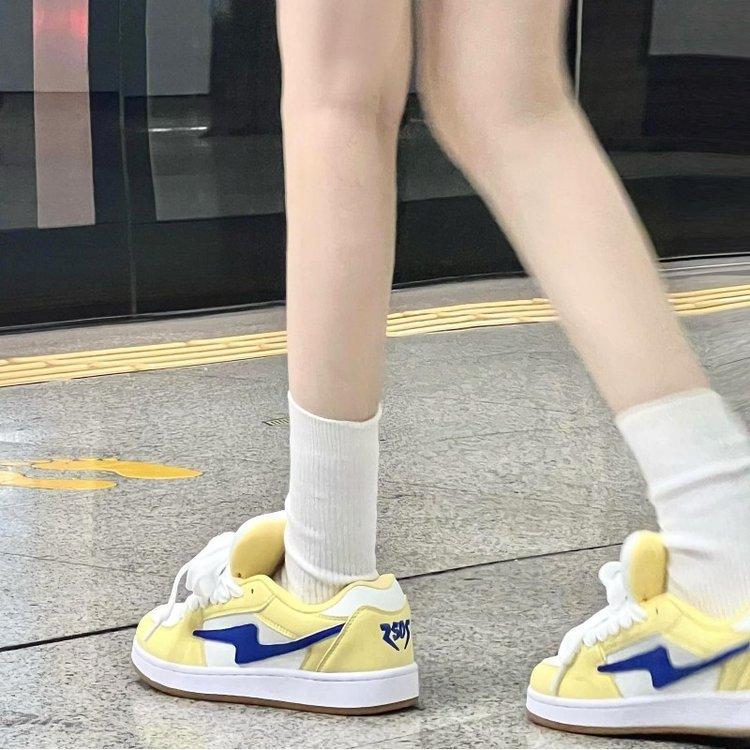 Light yellow lightning niche bread shoes women's new spring and summer casual color scheme ins board shoes women