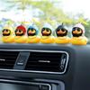 Pato de Goma Rompevientos Juguete Adornos para Motocicleta Coche Pato Amarillo Decoración para Salpicadero de Coche con Gafas Geniales Casco con Hélice