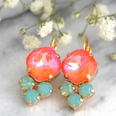 Bunte Ohrringe im ethnischen Stil, Ohrringe mit exotischer Atmosphäre, mehrfarbige personalisierte Accessoires für Damen