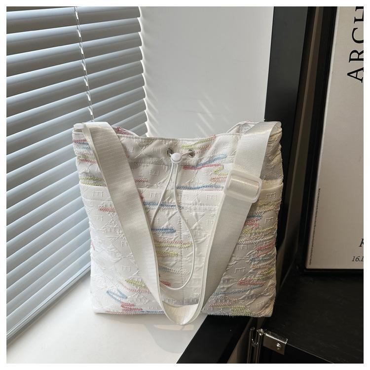 

Сумка-тоут ведро женская 2025 лето новая сумка для поездок на работу контрастного цвета в полоску нишевого дизайна на плечо под мышку белый