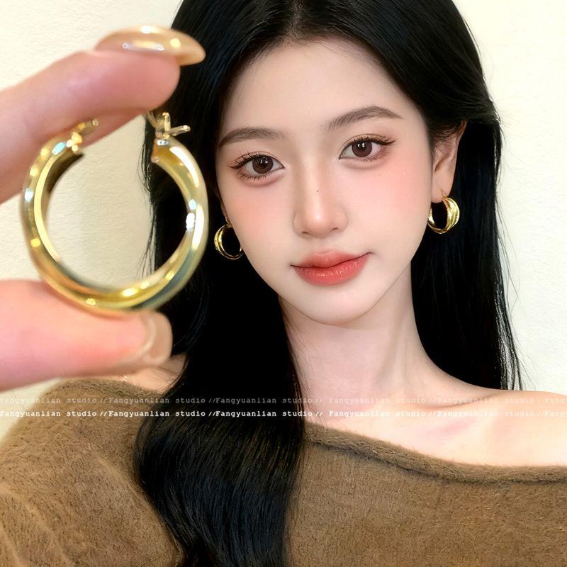 European and American Style Retro Metal Sunflower Earrings for Women 2026 New Niche Minimalist Style Hoop Earrings Exaggerated Ear Accessories