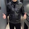 Winterelastische dünne Herren-Retro-Motorrad-PU-Lederjacke mit dreidimensionalen Taschen, weiche Lederjacke im Arbeitsstil mit Metallknöpfen