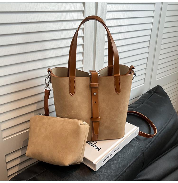 

This year s popular bag women 2025 new simple and versatile texture messenger bag popular commuter portable bucket bag коричневый