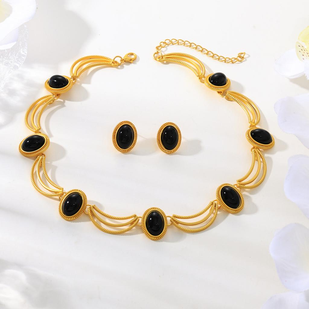 European and American Court Style Women's Earrings Necklace Set Retro Light Luxury Inlaid Gemstone Design High-end Collarbone Chain