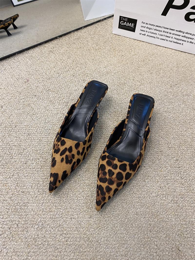 

2024 весна-лето новые леопардовые туфли с тонким острым носком и тонким каблуком, туфли на среднем каблуке, универсальные босоножки с сумкой на голову и полуперетягиванием 39 цветной печати леопарда