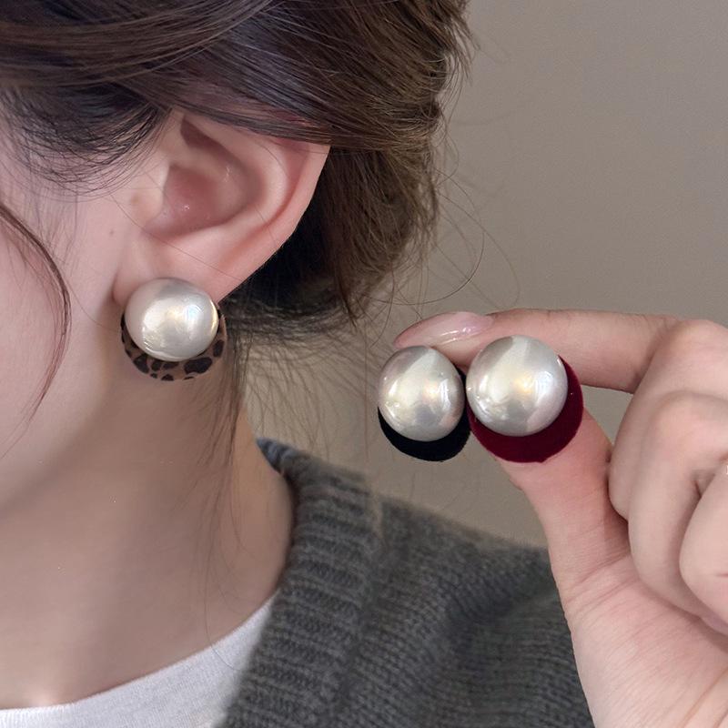 Autumn-Winter Retro Pearl Flocking Luxury Statement Earrings