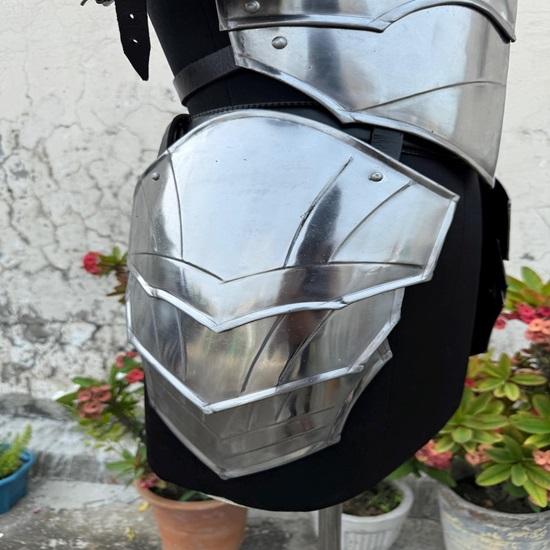 Oceľová zbroj elfkej kráľovnej  Fantasy stredoveký rytiersky oblek s čiernym plášťom Ženský bojovník Cosplay  LARP kostým