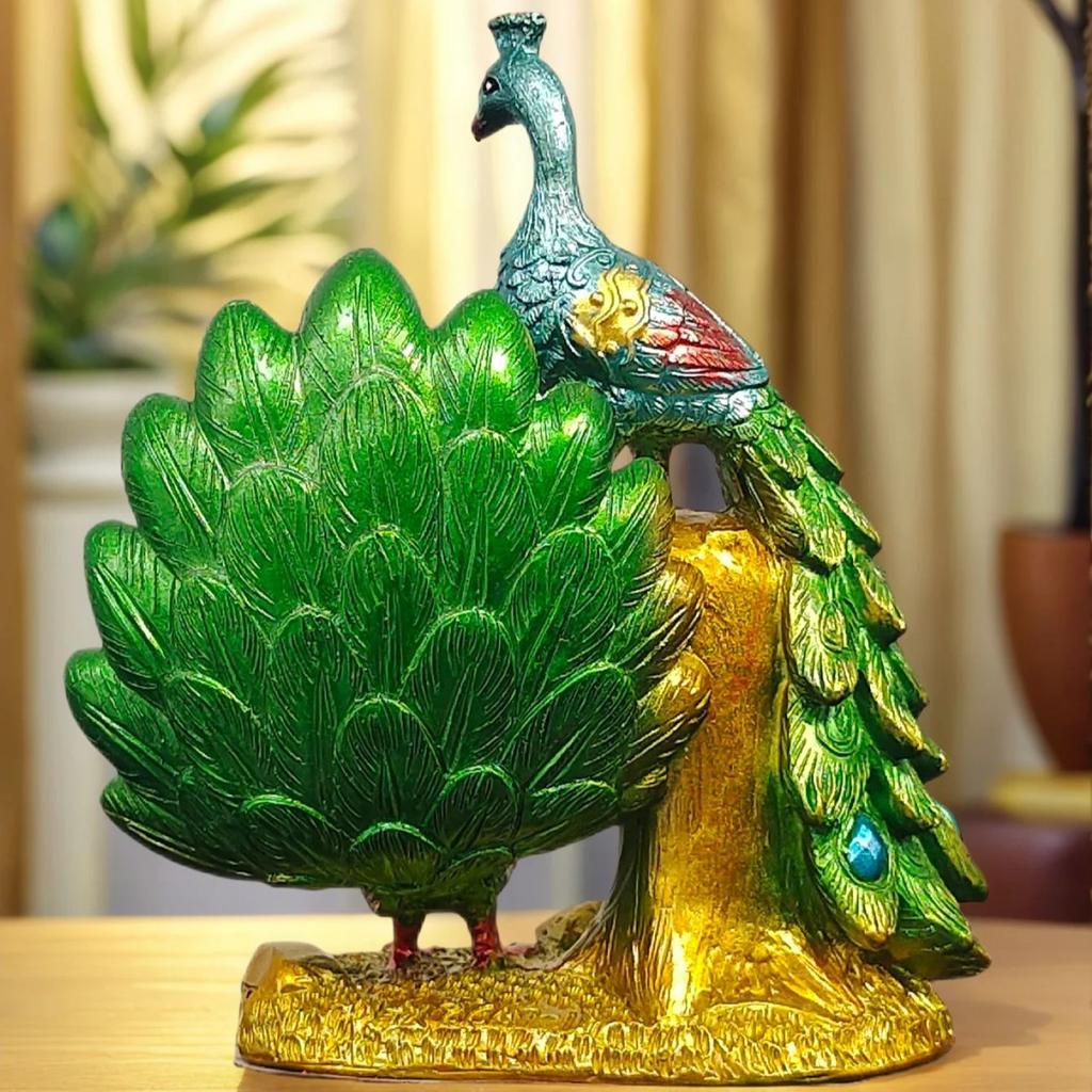 1 Resin Peacock Statue, Lifelike, Perching On a Branch, Suitable for Indoor and Outdoor Decoration. Can Be Used To Decorate Courtyards, Gardens, Ter