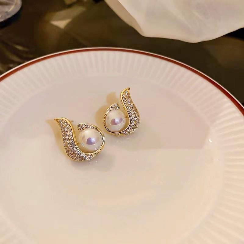 Korean Elegant Pearl Stud Earrings for Women: Versatile, High-Class Style Jewelry