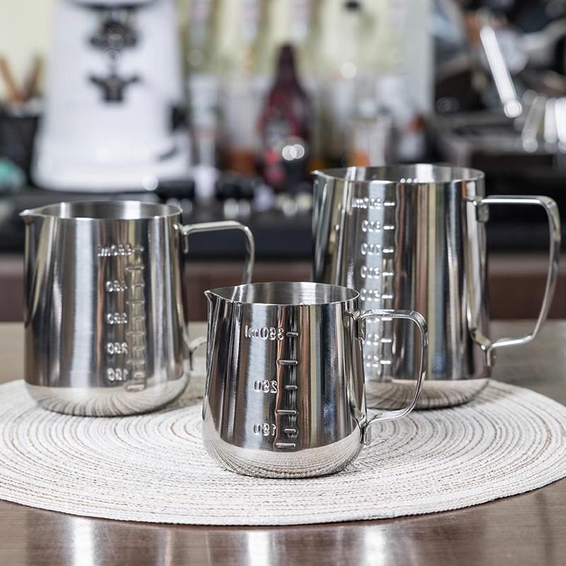 304 Stainless Steel Milk Frothing Pitcher with Scale, Pointed Spout, Ideal for Latte Art and Coffee.