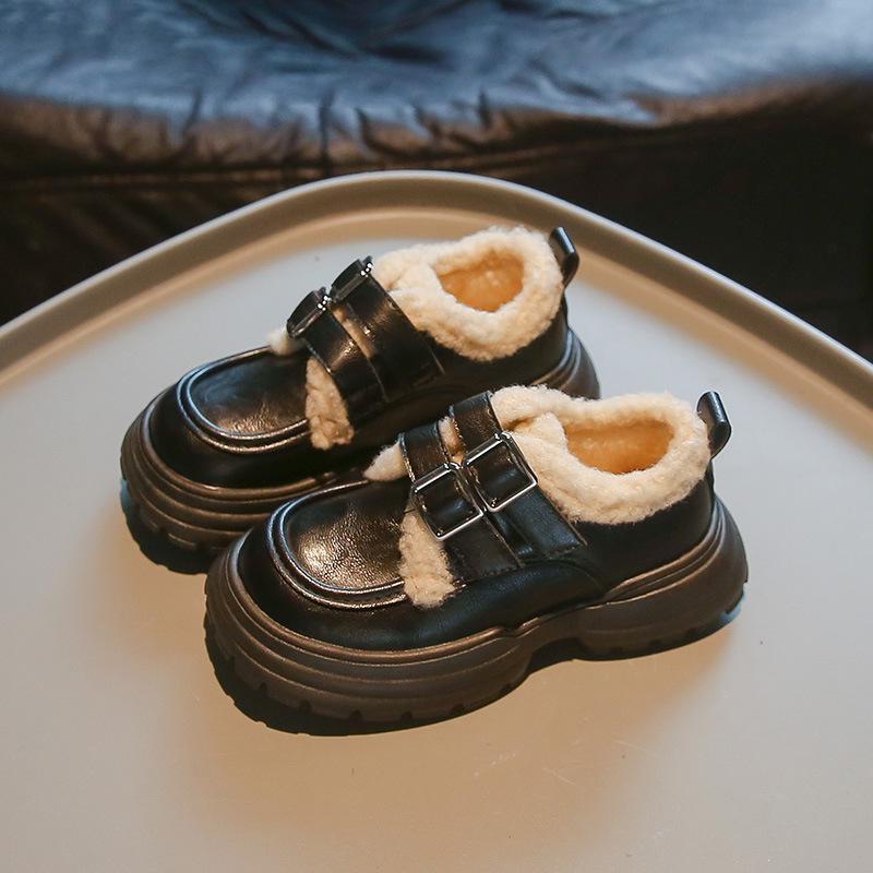 

2024 Модная детская зимняя кожаная обувь: Теплая обувь для мальчиков и девочек с хлопковым носком, бархатной подкладкой и толстой подошвой Size 26, inner length 16CM чёрный