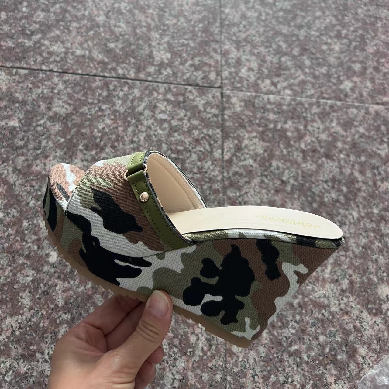 

Нові літні джинсові тапочки великого розміру на танкетці, жіночі сандалі з круглою головкою 42 армія зелений колір