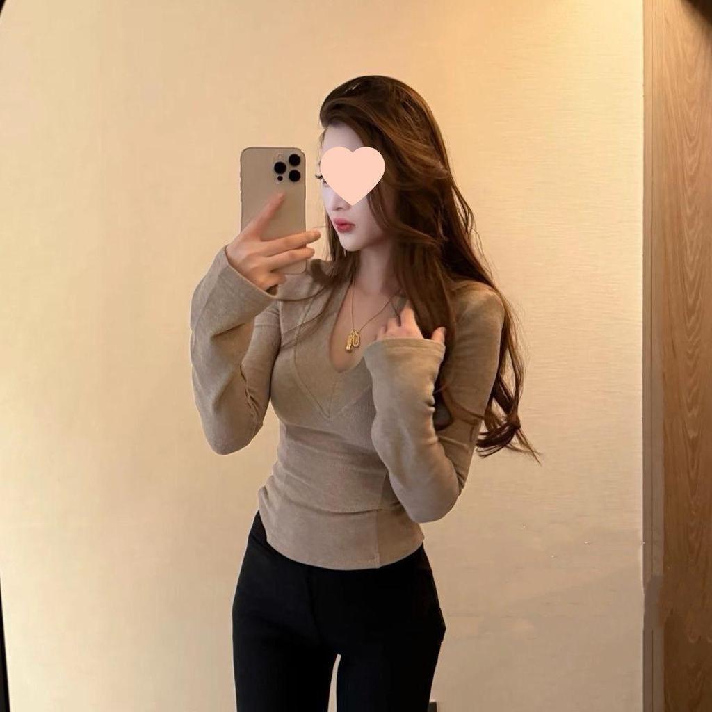 2025 Spring/Summer Women's Solid V-Neck Slimming Top - Fashionable & Versatile