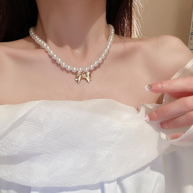 Twist winding multi-layer pearl necklace French retro fashion temperament collarbone chain personalized versatile design sense necklace