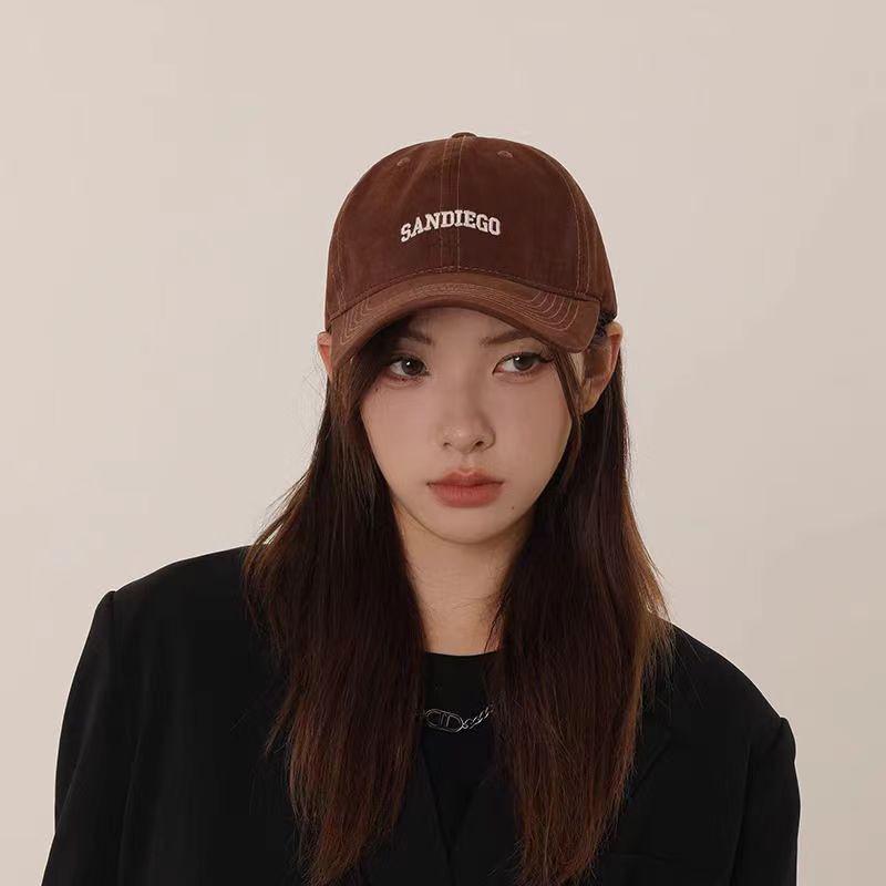 

Трендовая бейсболка с английской вышивкой для мужчин и женщин - Повседневная, универсальная, мягкая кепка для визуально меньшего лица кофейный