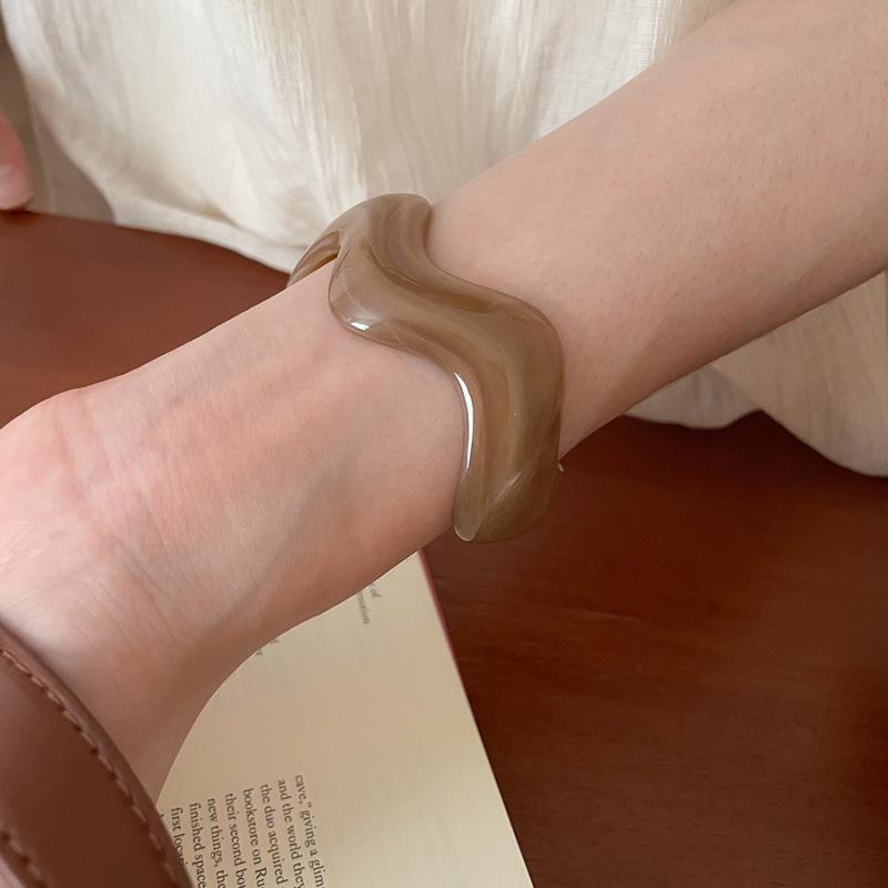 Luxuriöses europäisches & amerikanisches geometrisches offenes Acryl-Armreif-Armband