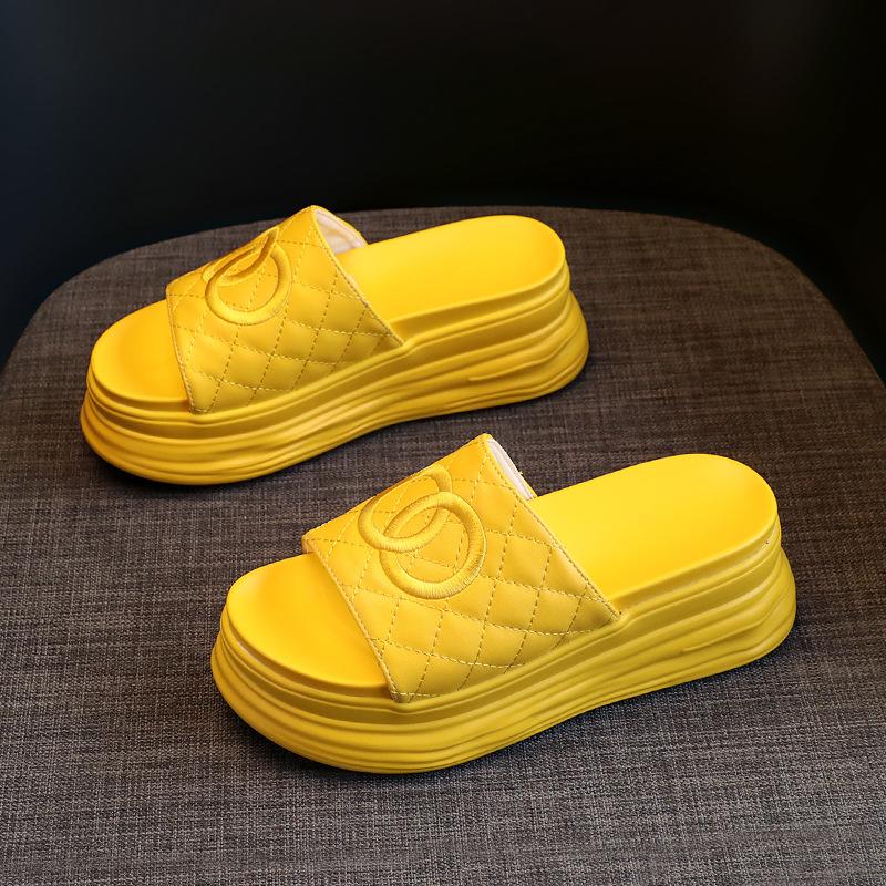 2025 summer Internet celebrity beach slippers women wear muffin thick bottom to increase temperament fairy style sandals high value
