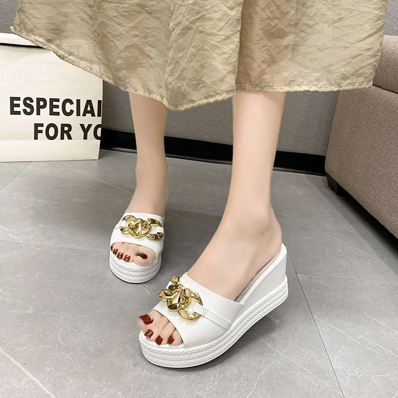 Keilabsatz coole Hausschuhe Damen Sommer 2025 neu Muffin hoher Absatz erhöht dicke Sohle Kette Ein-Wort Außen Trage Sandalen