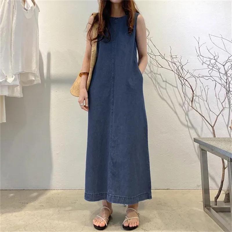 

Women s Sleeveless Denim Maxi Dress with Pockets 3XL темно-синього кольору