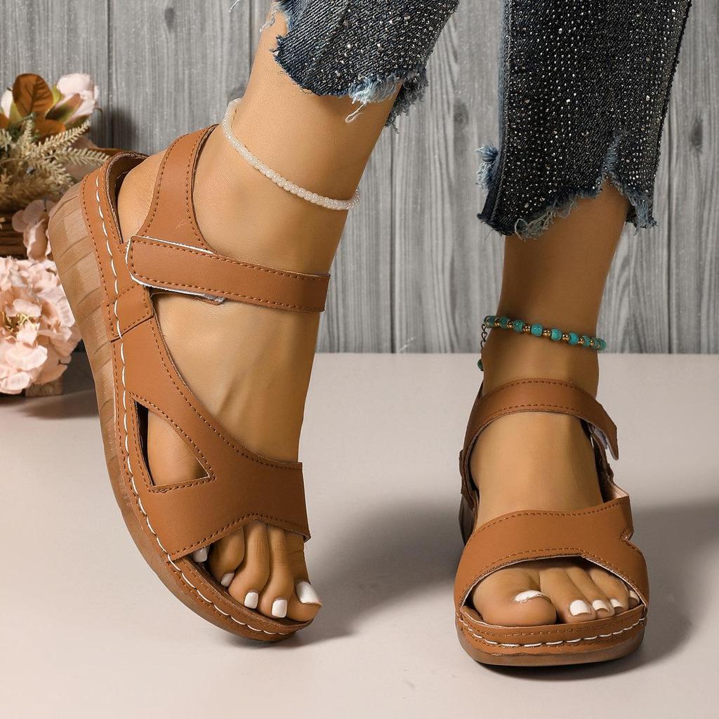 Keilsandalen in Kontrastfarbe für Damen – offene Zehenpartie mit gekreuzten Riemen, atmungsaktiv und bequem für den Sommer im Freien